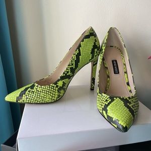 Nine West Tatiana Size 7 Neon Yellow Snake Skin Pumps